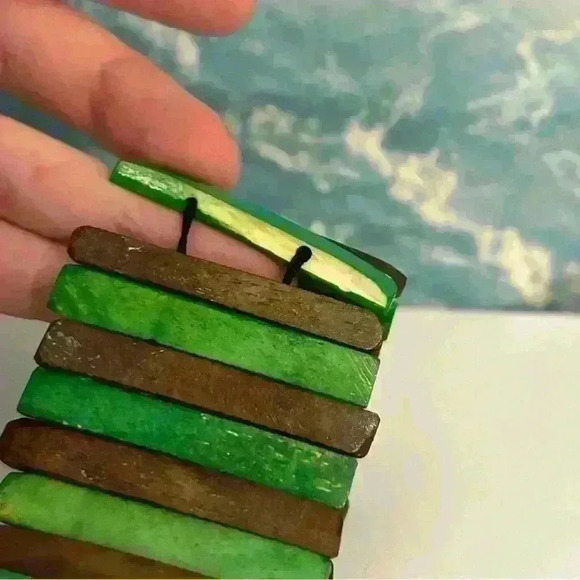 🐳 Green and Brown Wooden Striped Stretch Bracelet - Picture 5 of 15